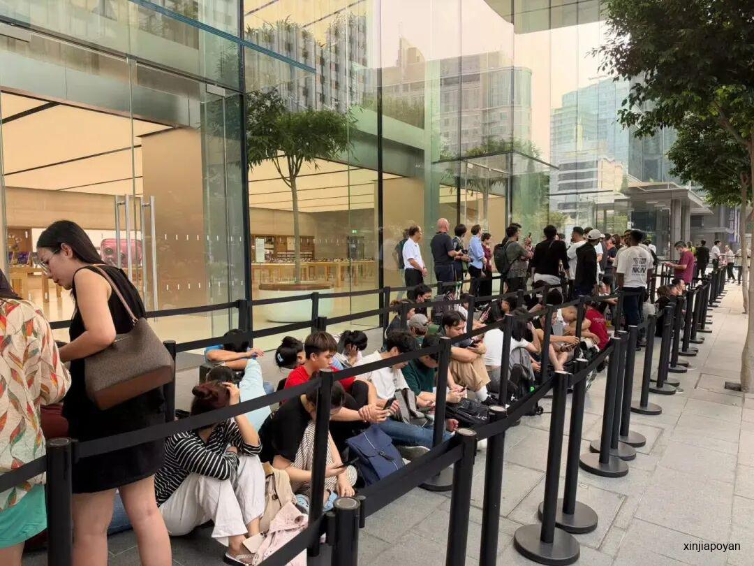 苹果首款折叠屏iPhone新加坡开卖!乌节路排队画面曝光,二手喊价8888新元