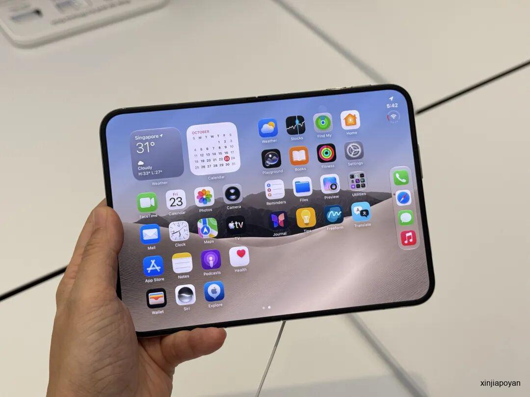 苹果首款折叠屏iPhone新加坡开卖!乌节路排队画面曝光,二手喊价8888新元
