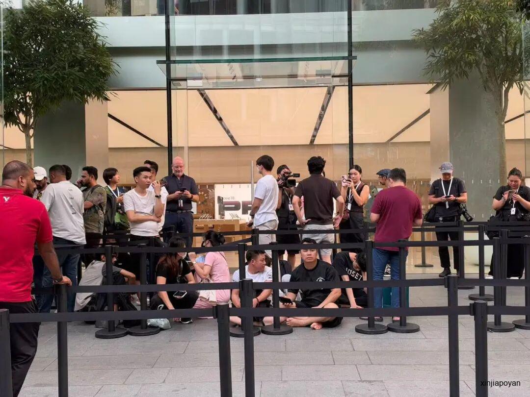 苹果首款折叠屏iPhone新加坡开卖!乌节路排队画面曝光,二手喊价8888新元